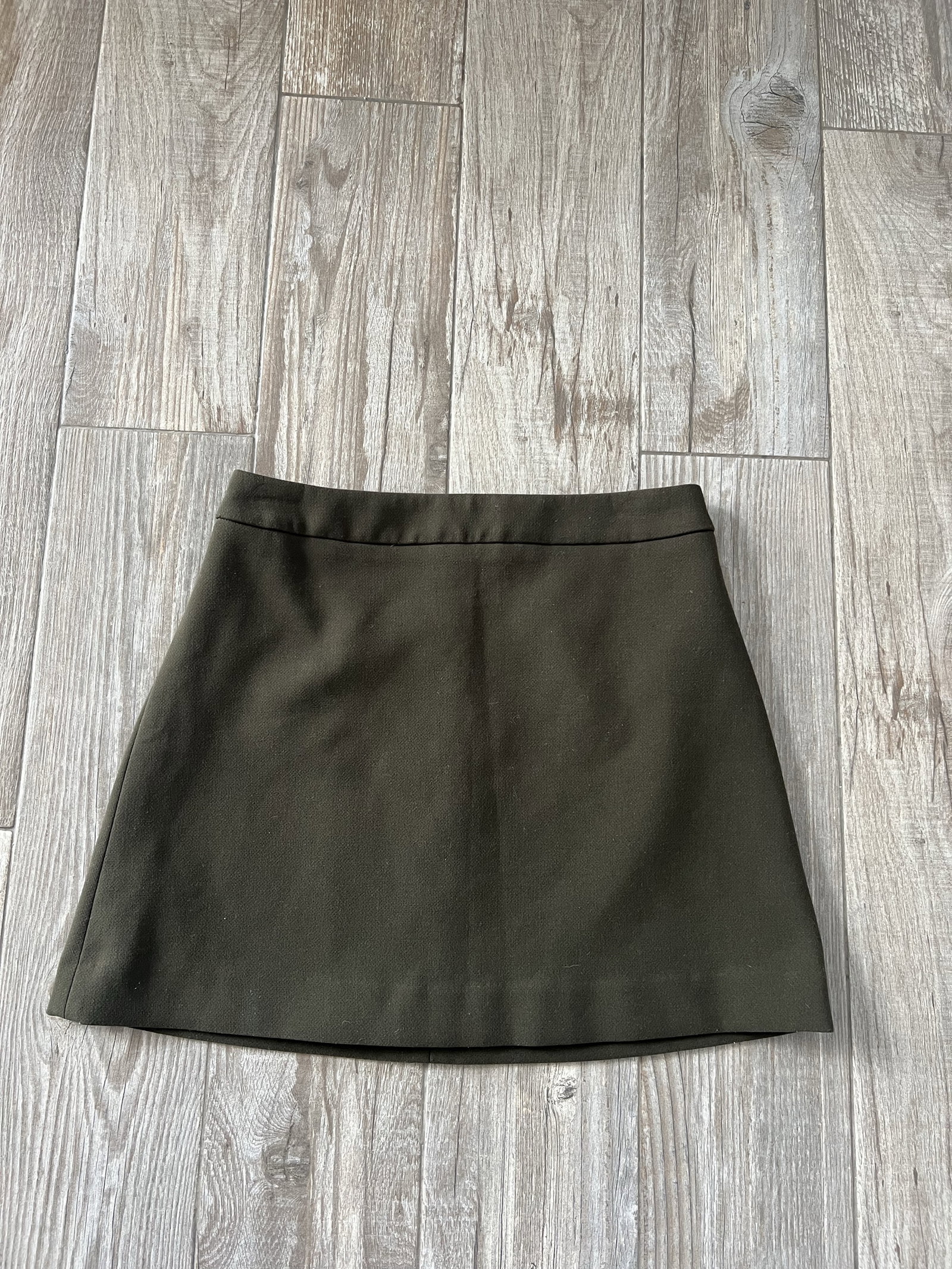 Falda corta de mujer Express, talla 4, color verde olivo