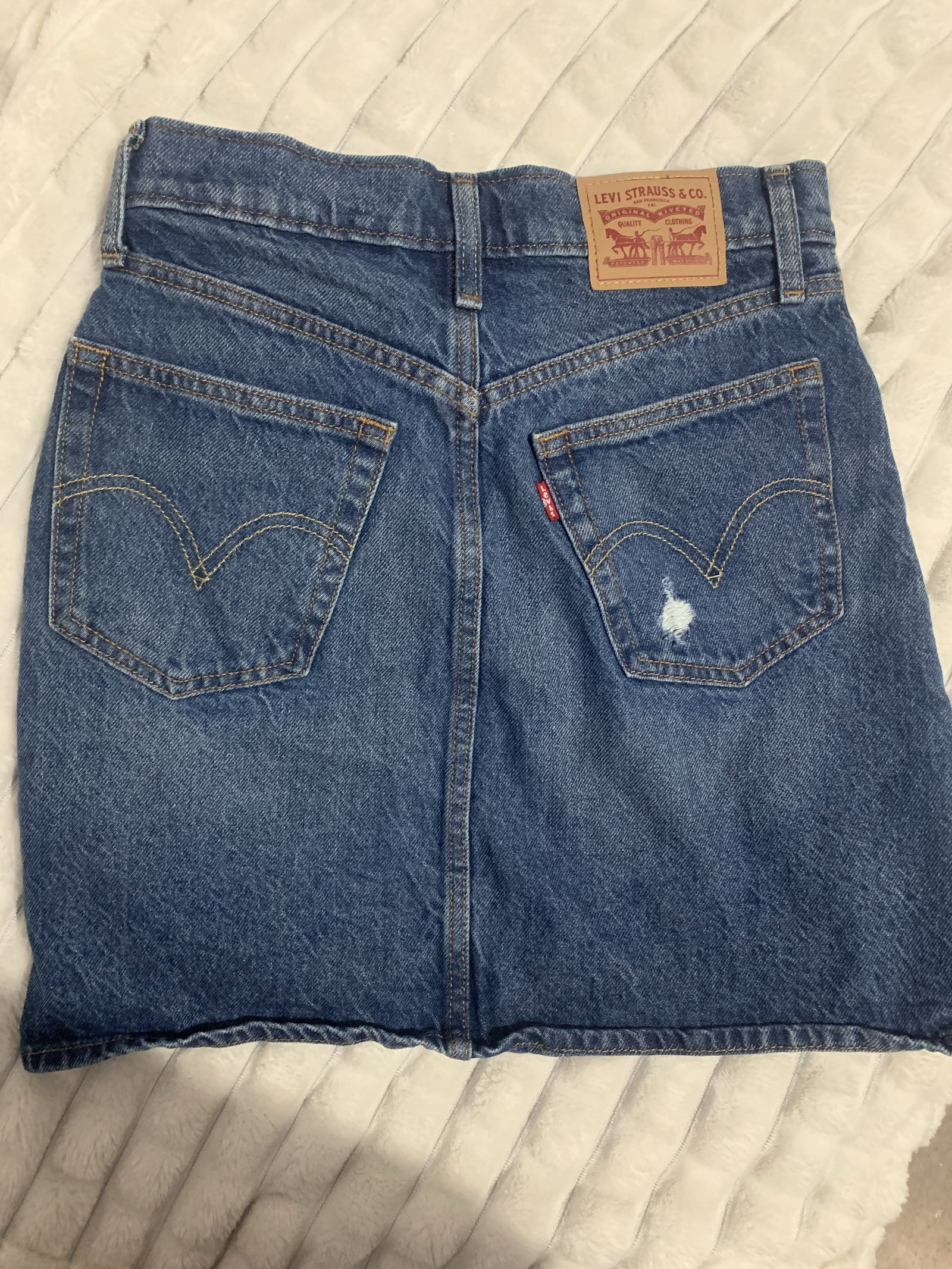 Falda de mezclilla Levi's 25 en buen estado