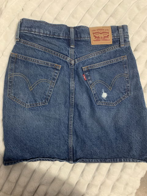 Falda de mezclilla Levi's 25 en buen estado