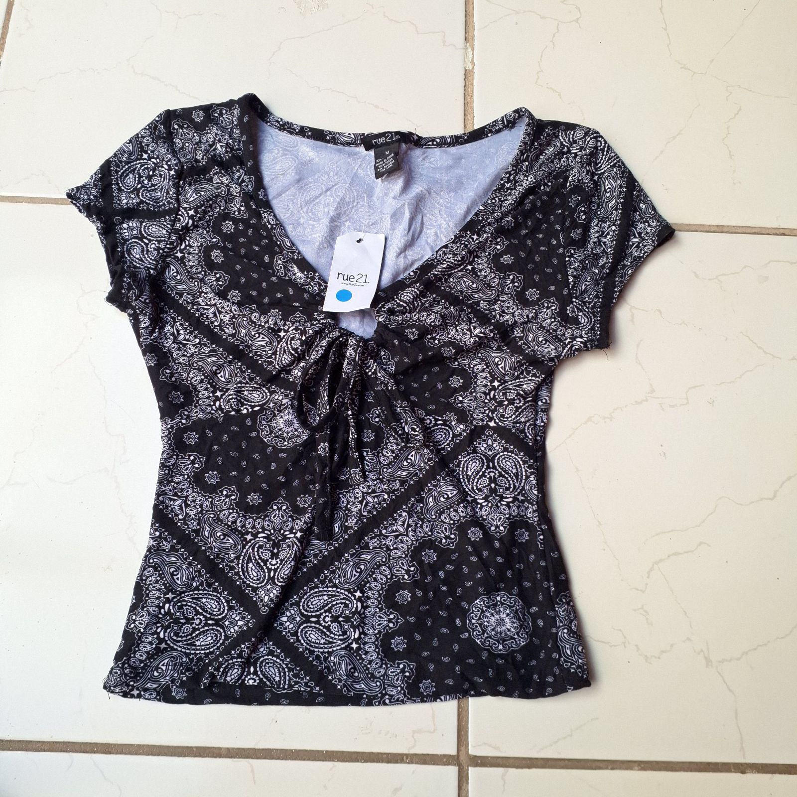 Playera de mujer con estampado negro y blanco