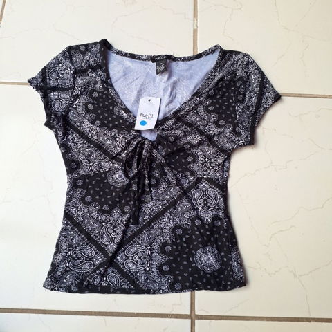 Playera de mujer con estampado negro y blanco