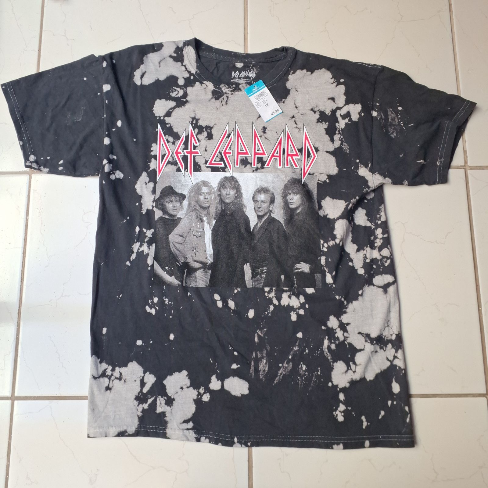 Playera de Def Leppard con diseño desgastado