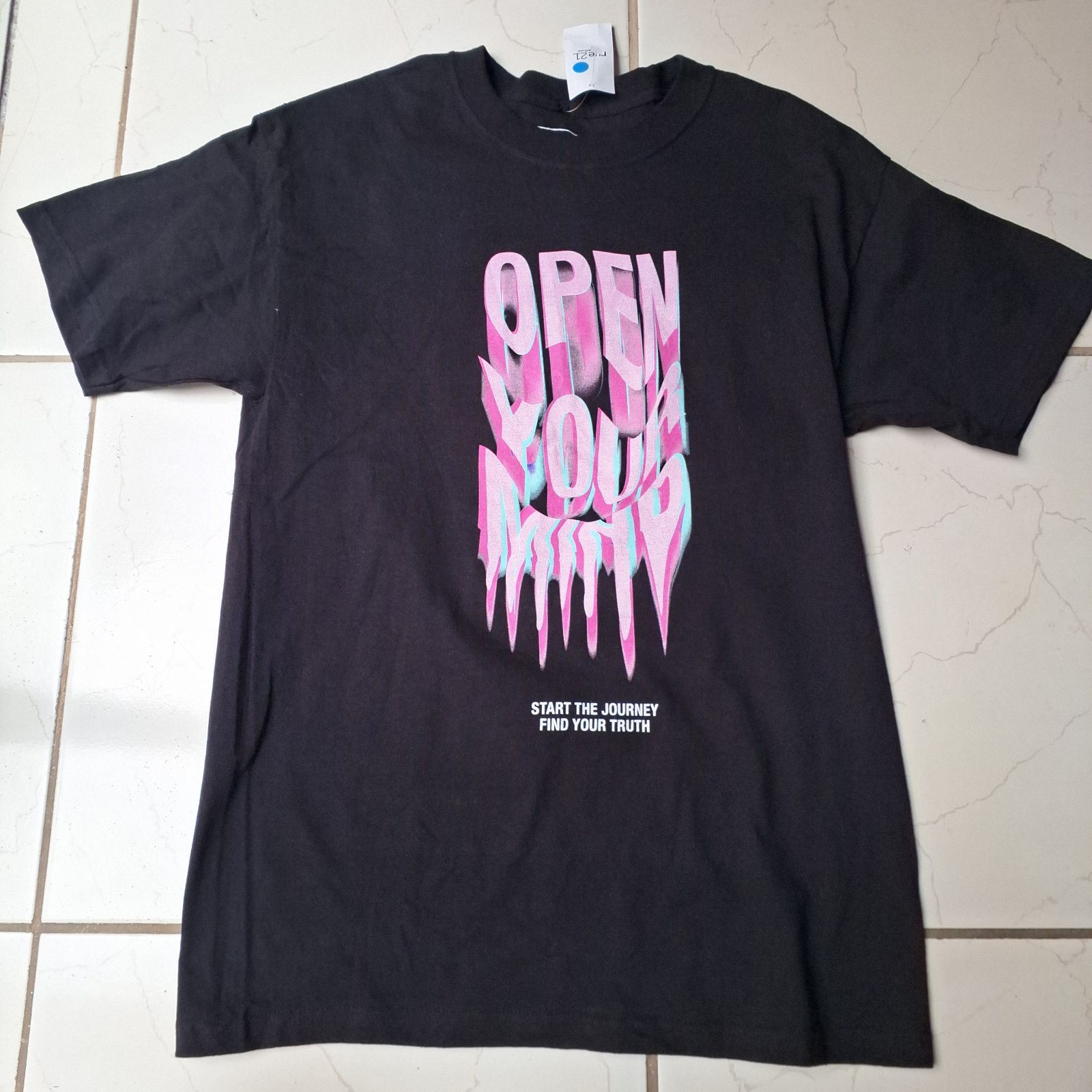 Playera negra con diseño gráfico 'Open Your Mind'