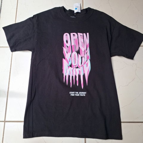 Playera negra con diseño gráfico 'Open Your Mind'