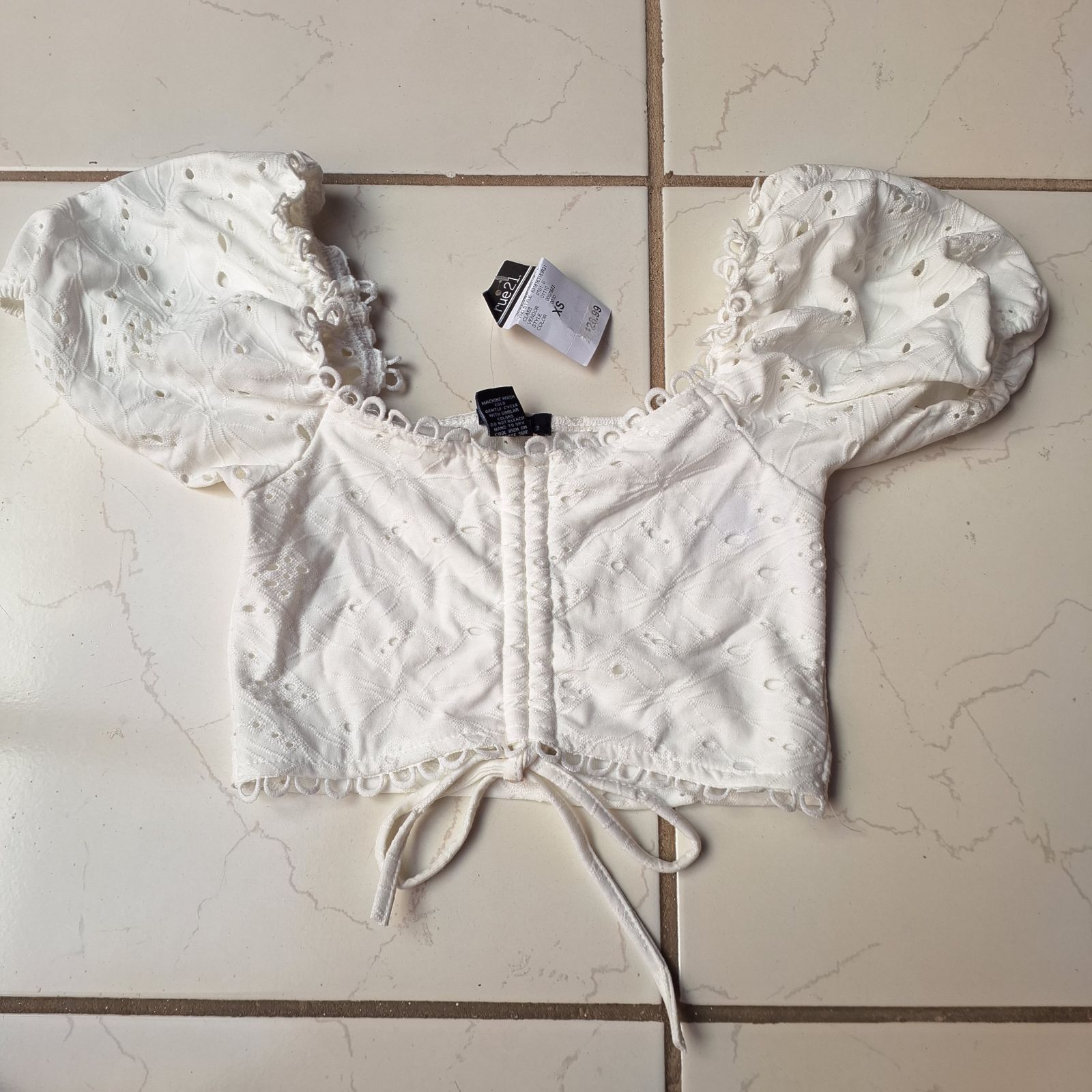 Blusa blanca con mangas abullonadas y detalles bordados