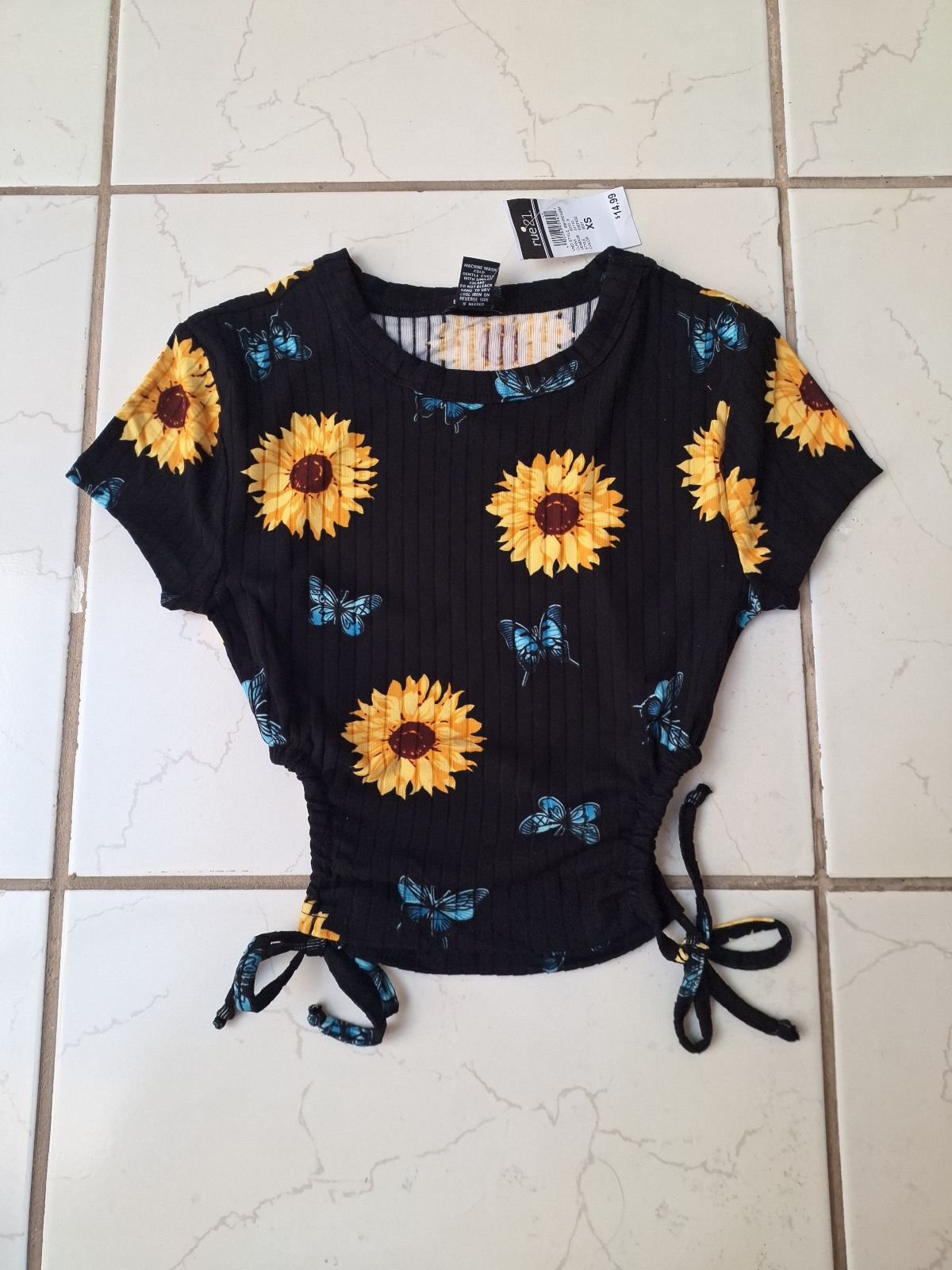 Playera corta con estampado de girasoles y mariposas