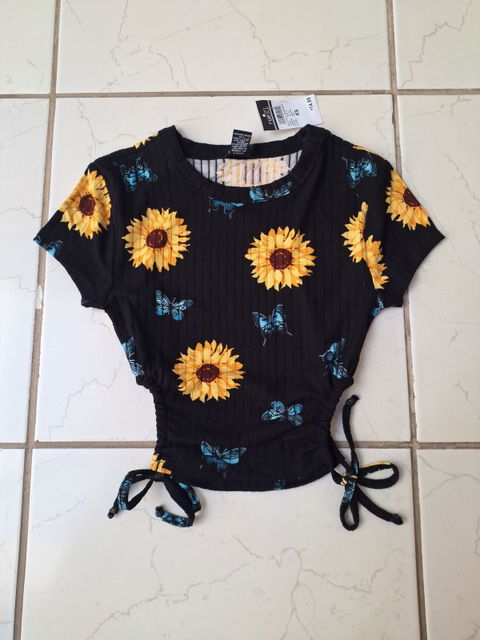 Playera corta con estampado de girasoles y mariposas