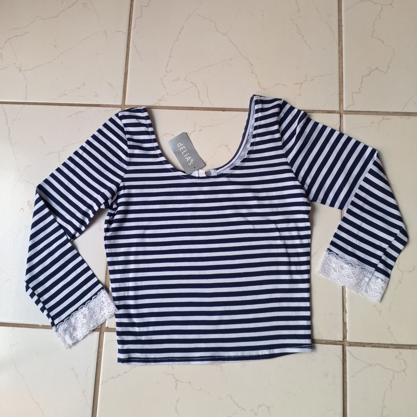 Playera de rayas con encaje en las mangas