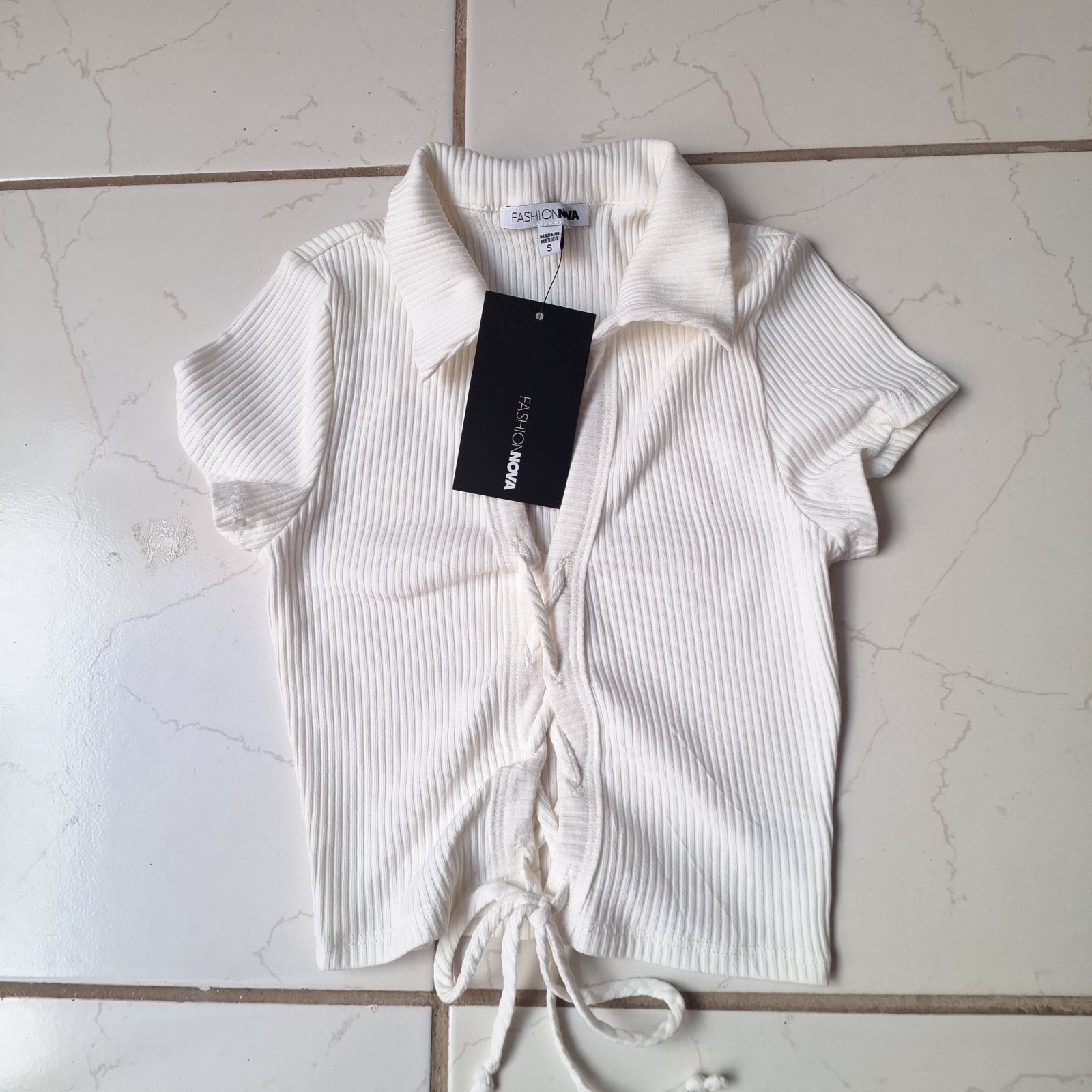 Blusa corta blanca de moda con lazo