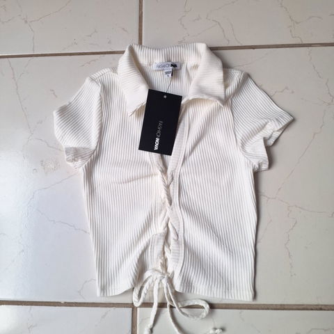 Blusa corta blanca de moda con lazo