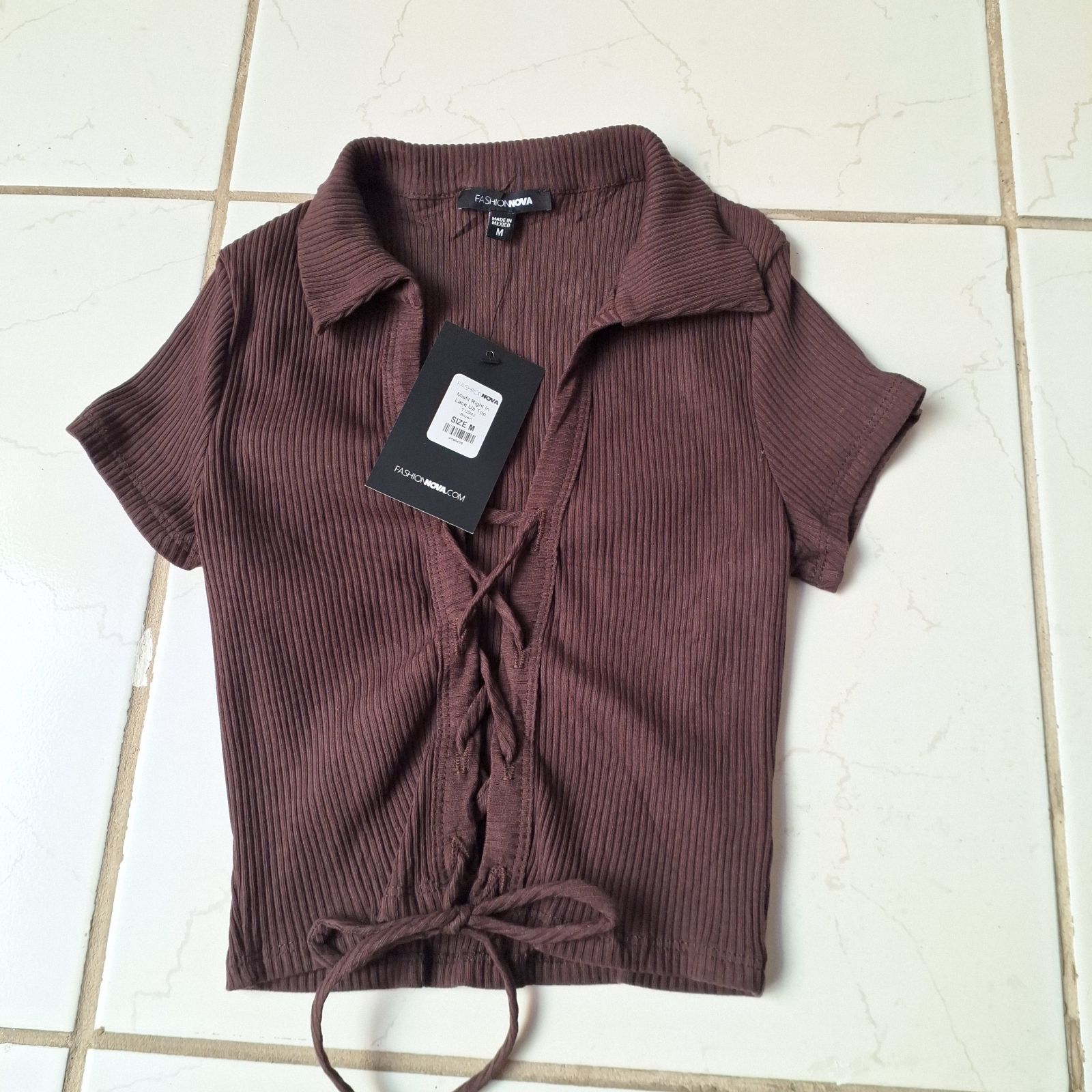 Playera de mujer marrón con lazo y etiqueta