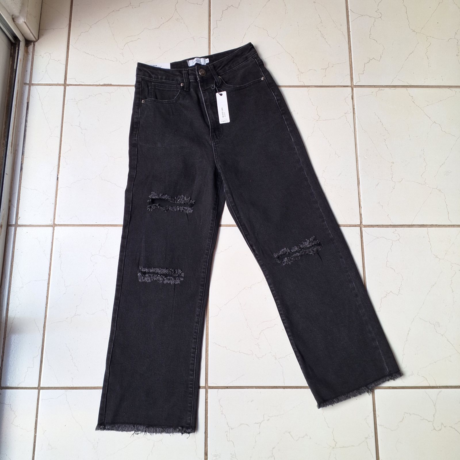 Pantalón de mezclilla negro con rotos Rue21 talla 10