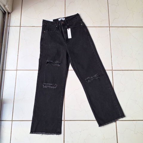 Pantalón de mezclilla negro con rotos Rue21 talla 10