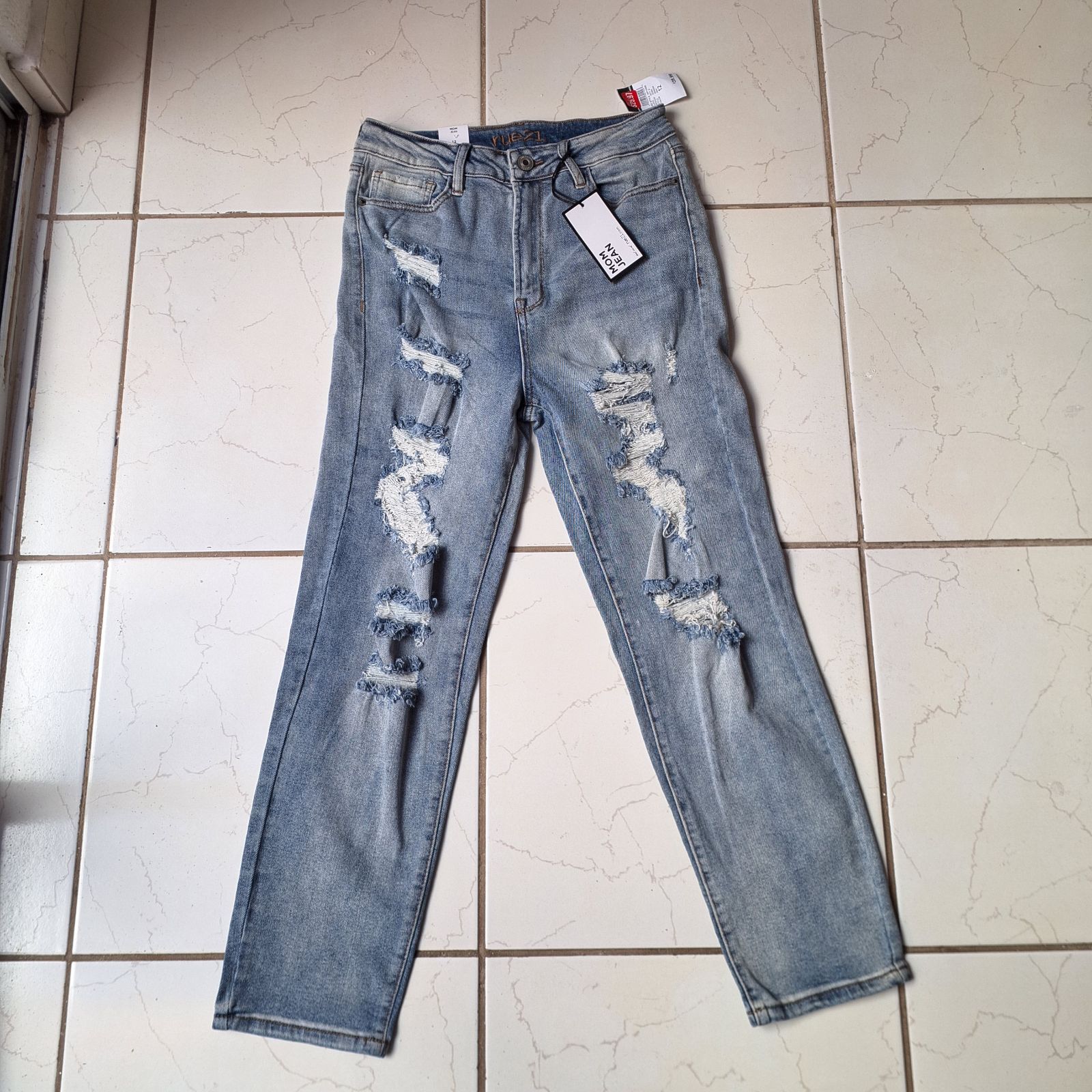 Jeans Mom de mezclilla con rotos talla 12