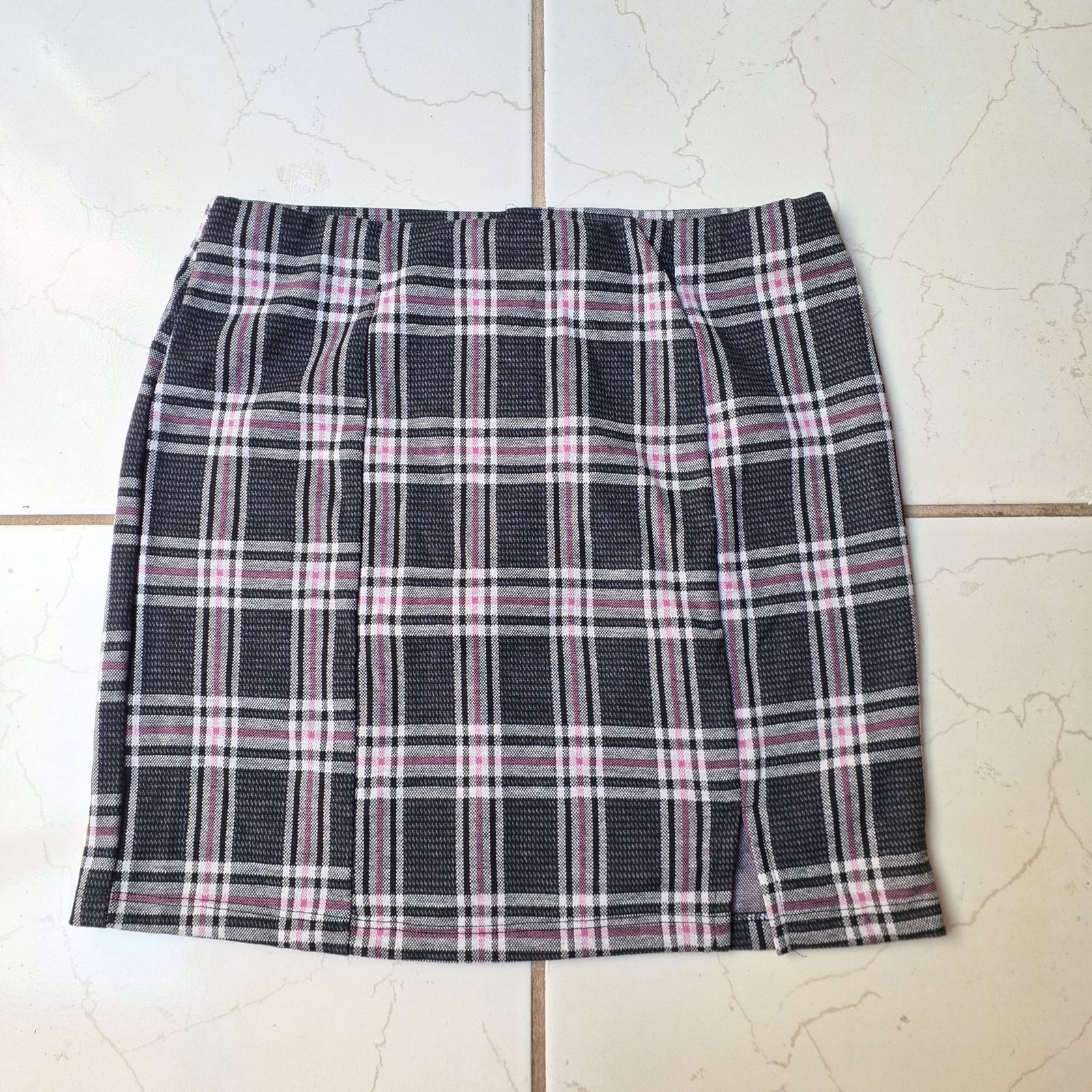 Falda de cuadros negra y rosa