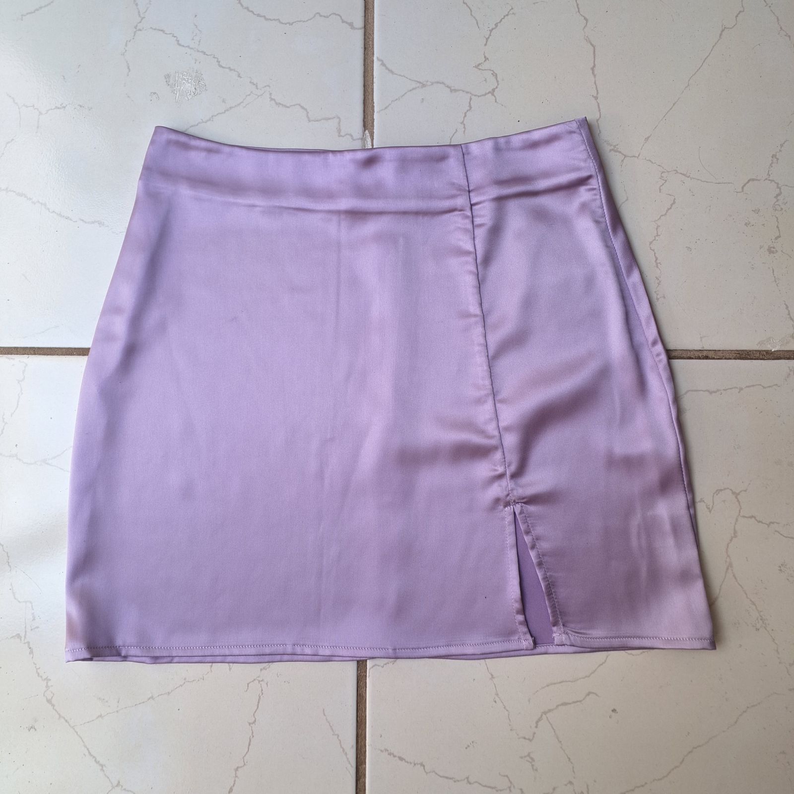 Falda corta color lila con abertura