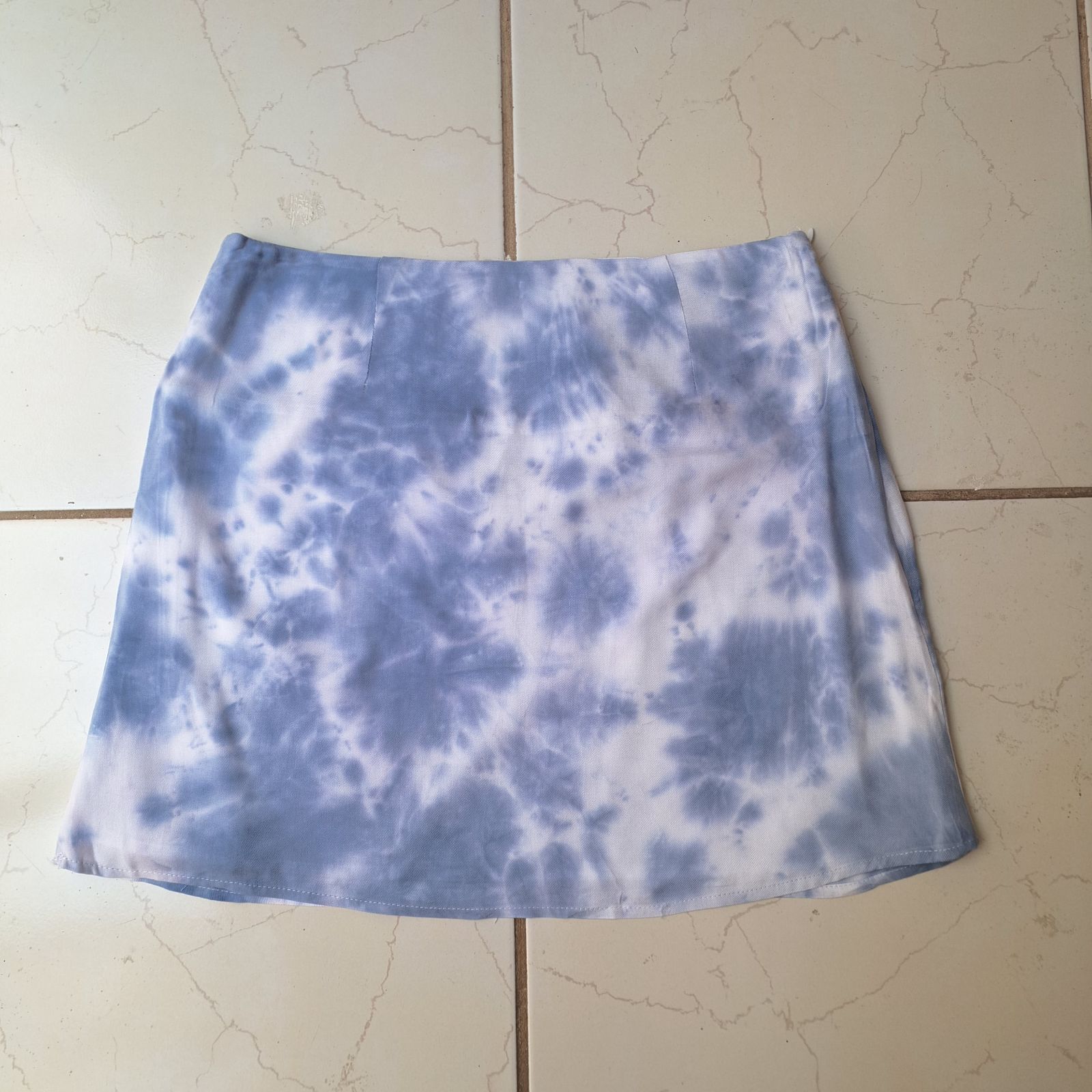 Falda corta tie-dye de rue21, talla L