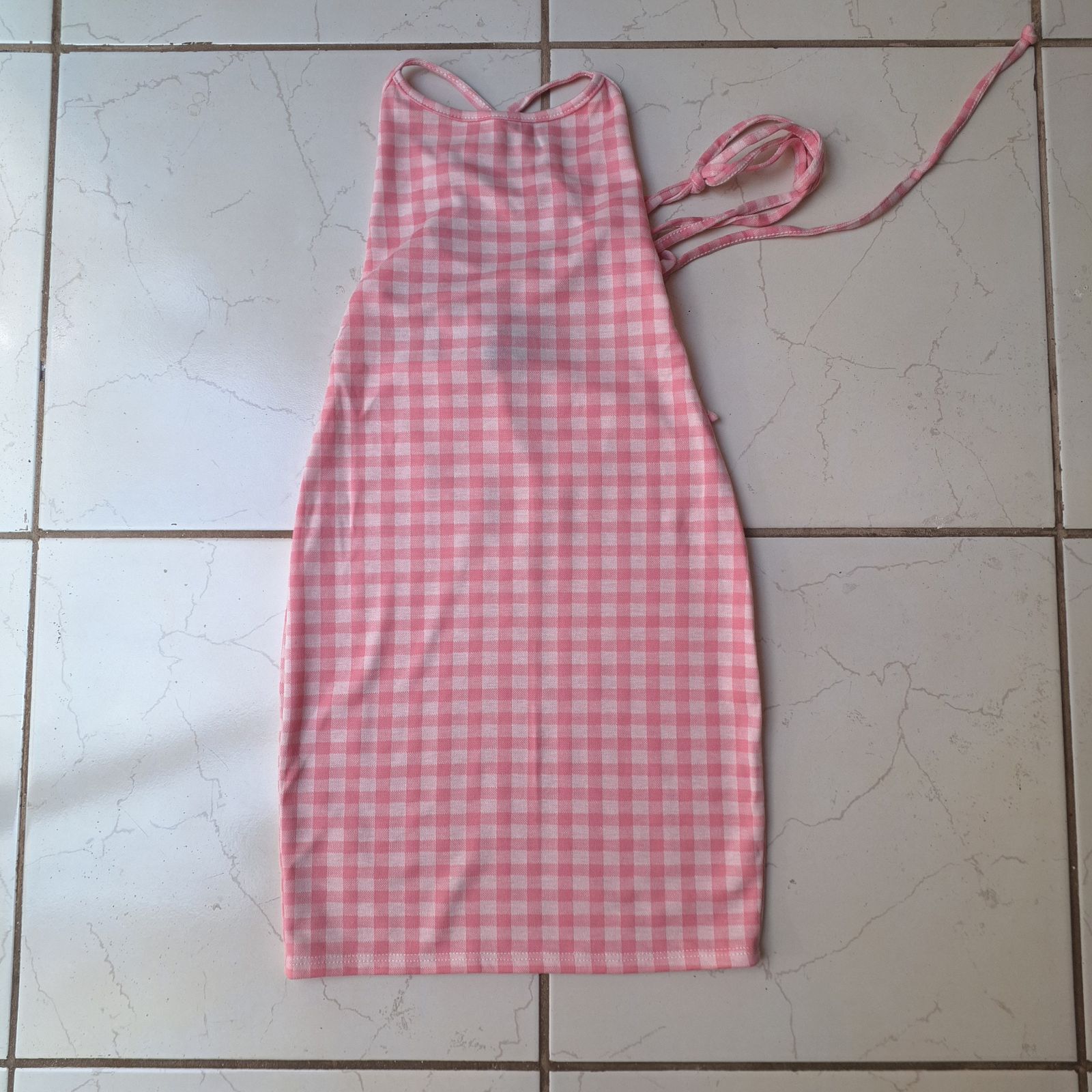 Vestido de cuadros rosa con tirantes ajustables
