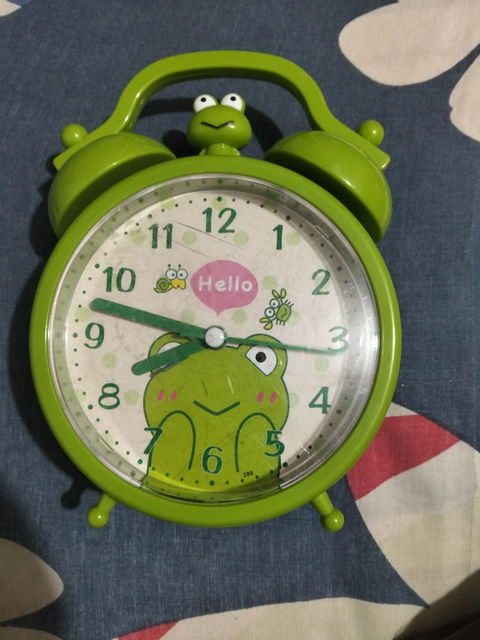 Reloj de rana color verde, funciona bien