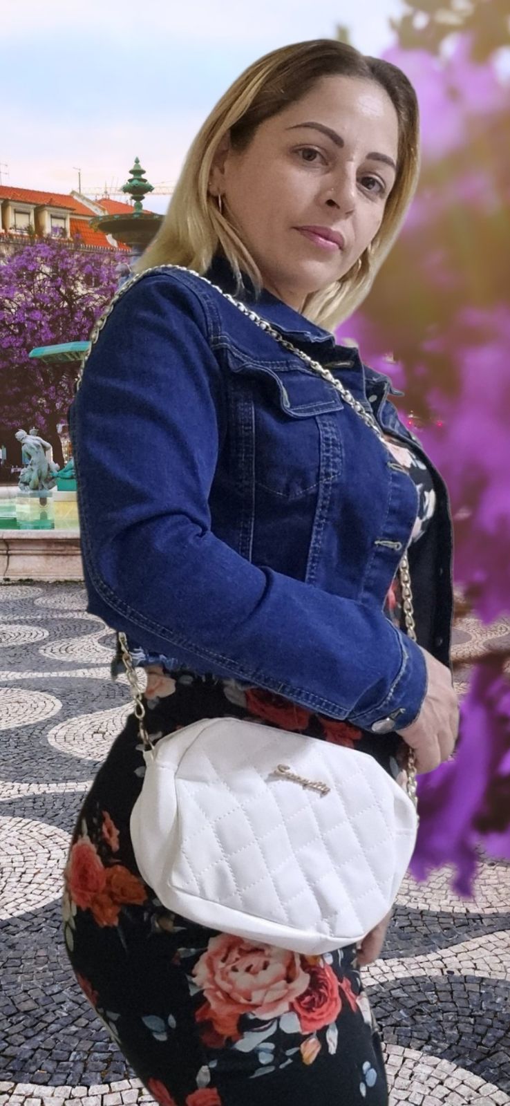 Cartera de mano blanca con cadena dorada