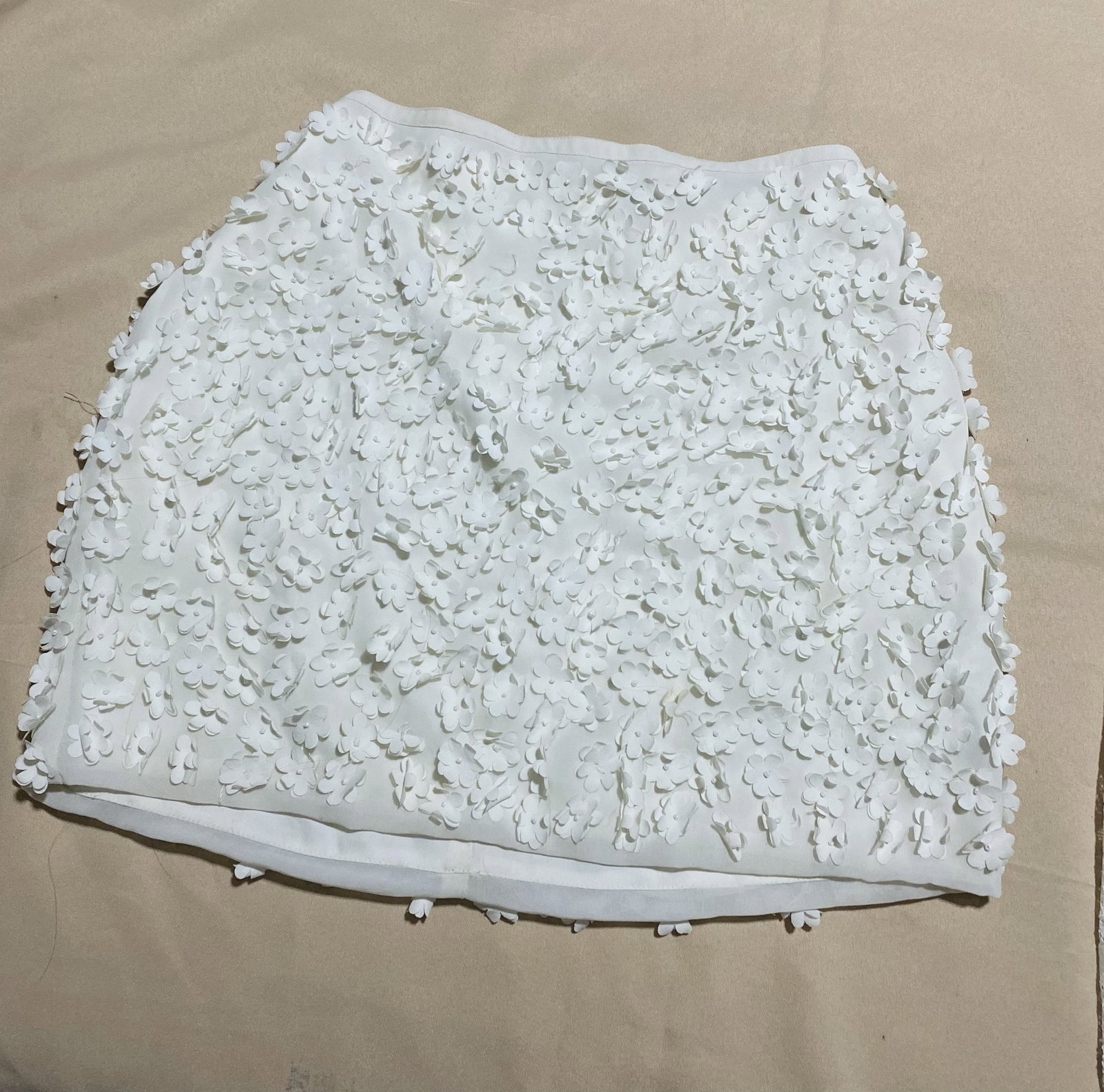 Falda blanca 3D de flores Bershka en buen estado