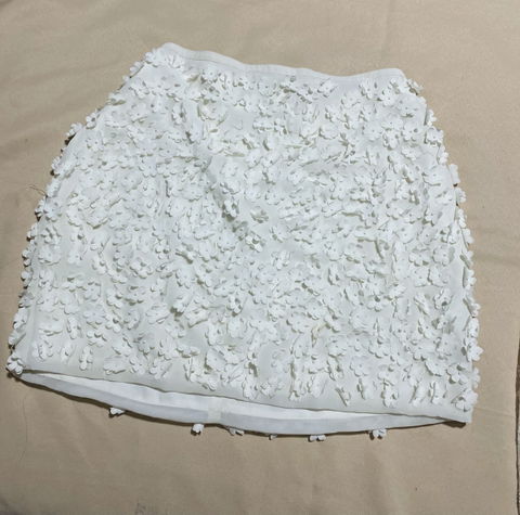 Falda blanca 3D de flores Bershka en buen estado