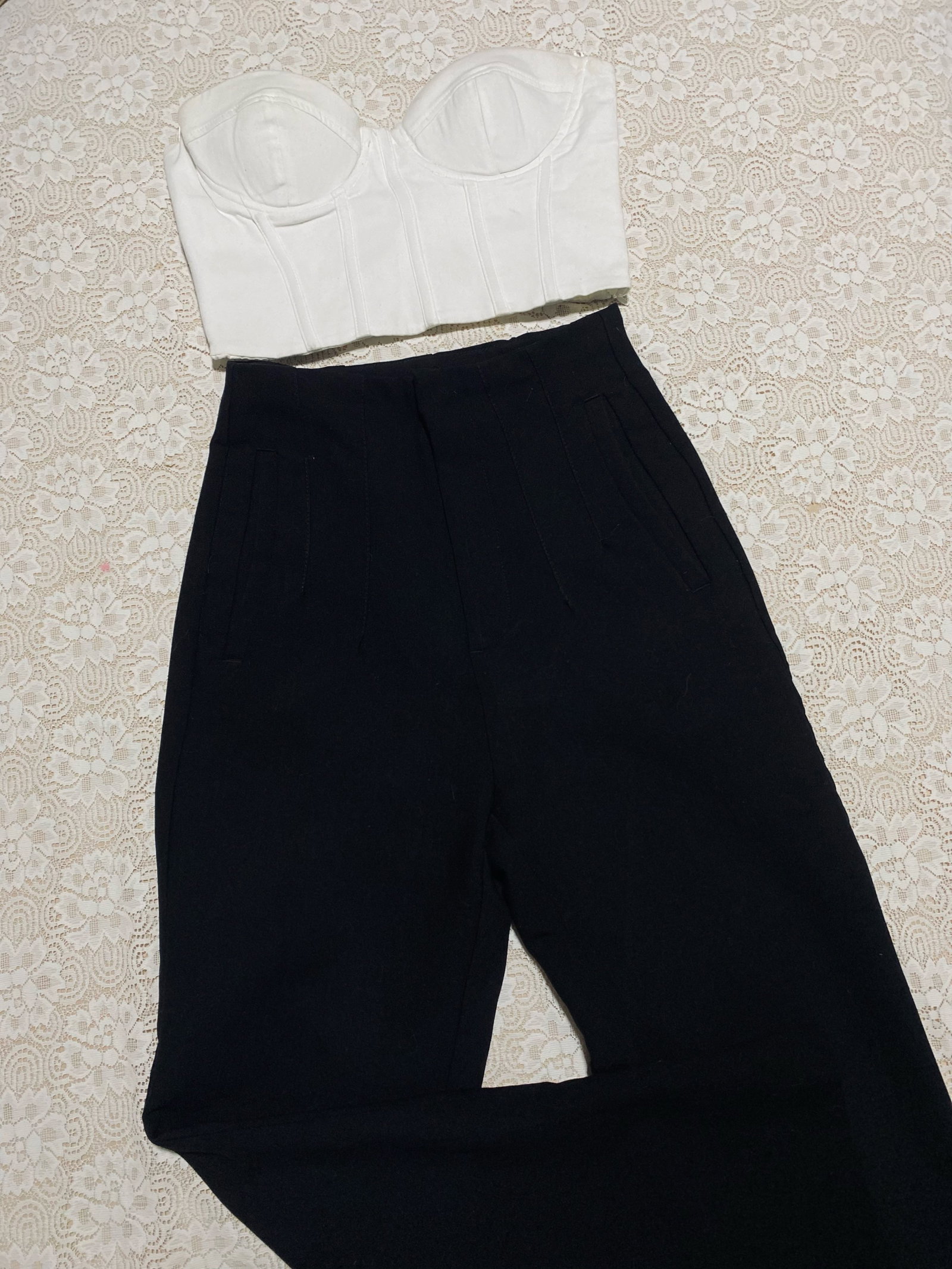 Conjunto Pantalón Pinzas Stradivarius y Corset Zara