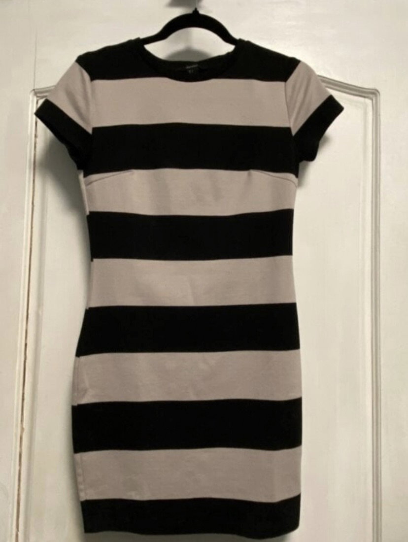 Vestido Forever 21 a rayas en color negro y beige