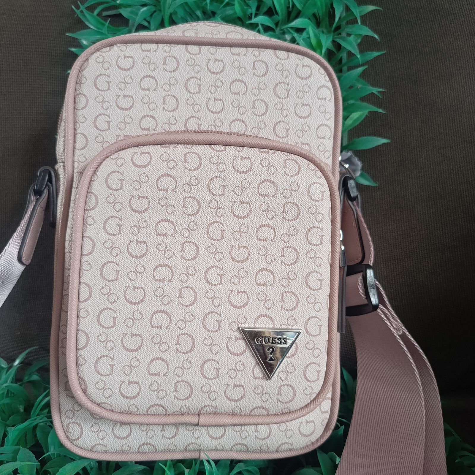 Bolso de mano Guess en color rosa claro