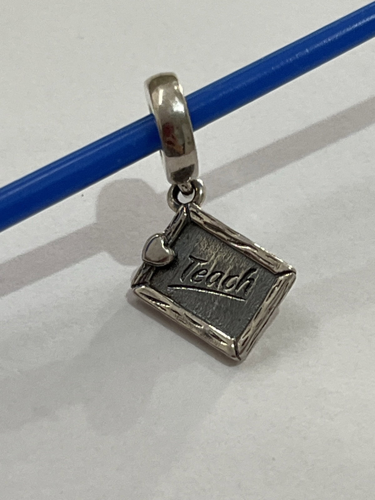 Dije de plata 925 para maestros con mensaje 'Teach' y corazón