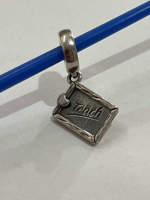 Dije de plata 925 para maestros con mensaje 'Teach' y corazón
