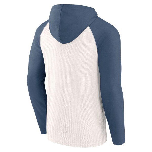 Playera manga larga con capucha tipo béisbol