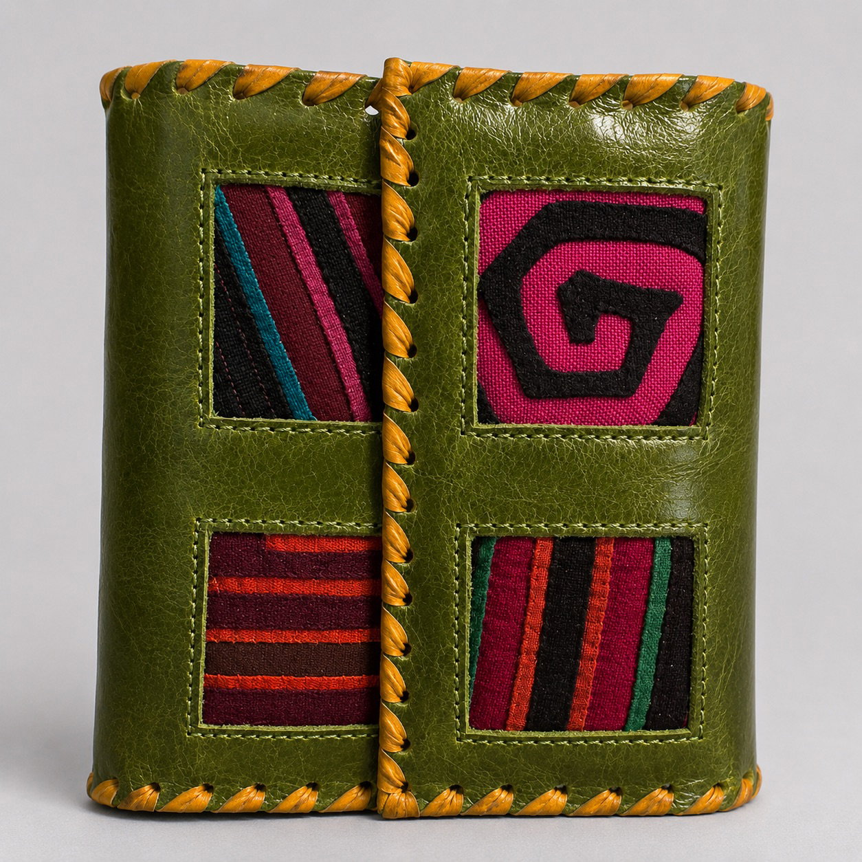 Cartera artesanal Kuna hecha a mano en Colombia