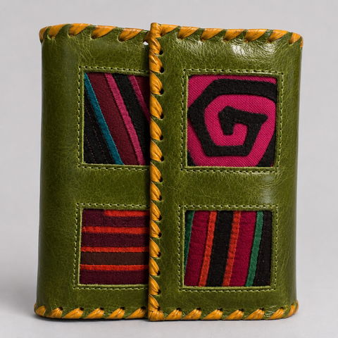 Cartera artesanal Kuna hecha a mano en Colombia
