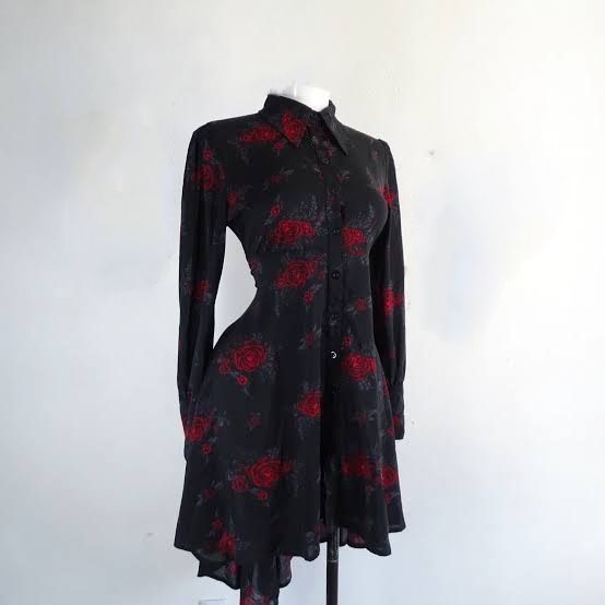Vestido asimétrico Killstar con rosas y cráneos