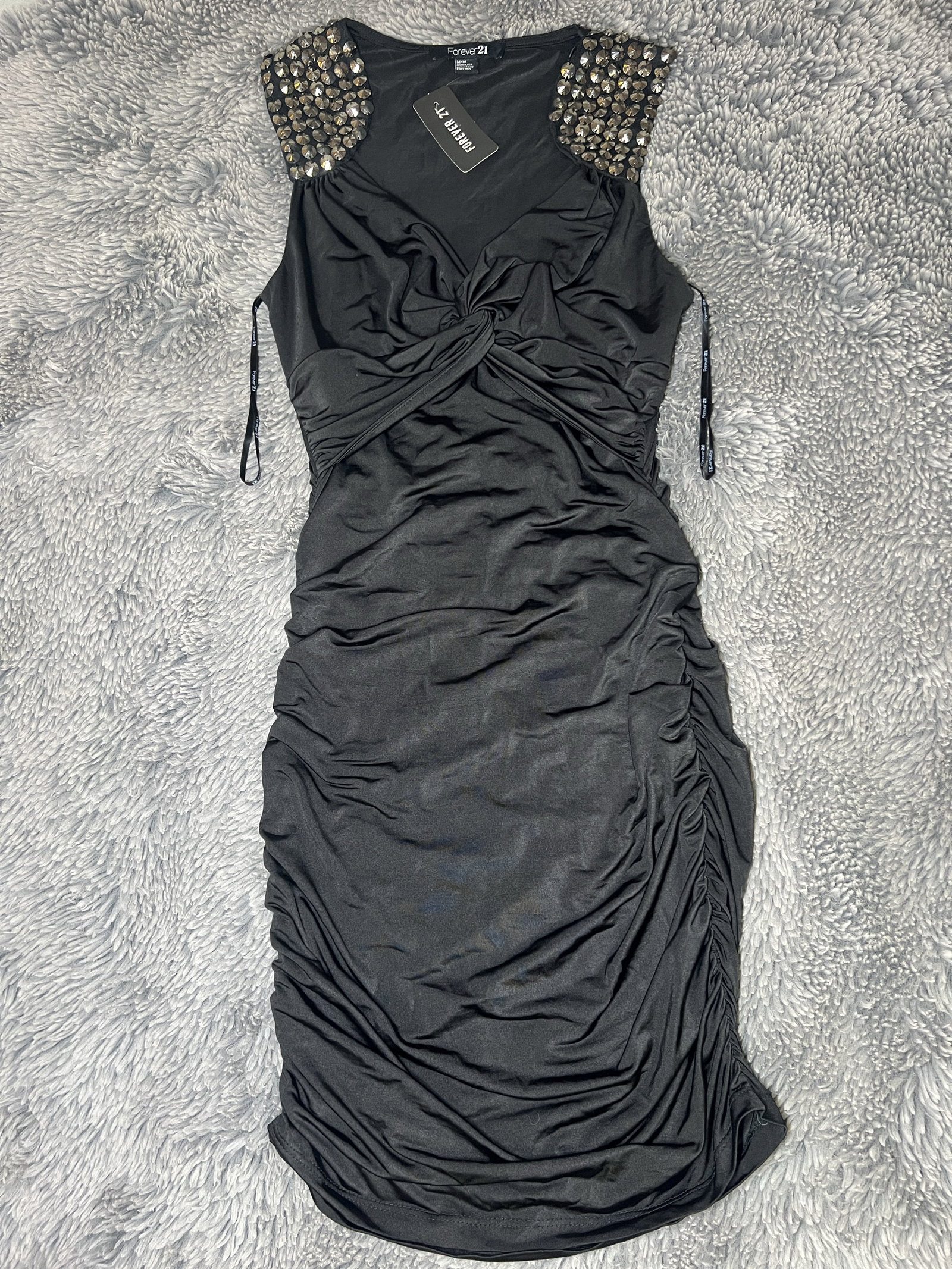 Vestido negro con detalles brillantes Forever 21