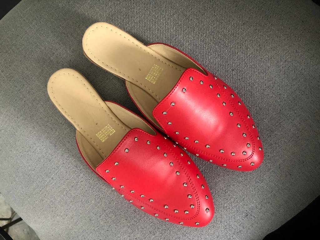 Sandalias rojas con detalles metálicos
