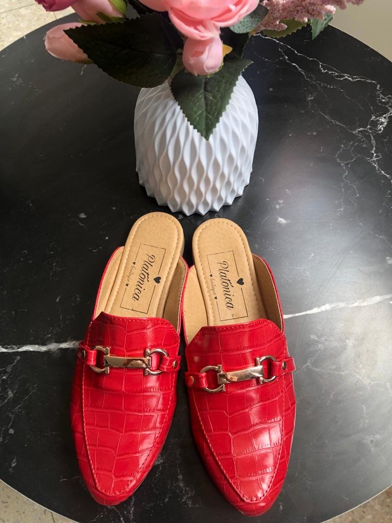 Mules Rojos Nuevos con Detalle Dorado