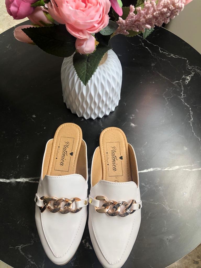 Sandalias blancas con cadena decorativa