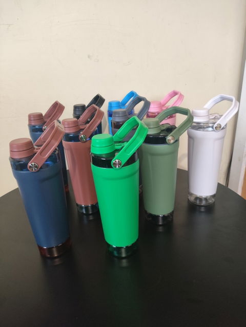 Lote de shakers de acero inoxidable con espacio para proteína y tapa antiderrames