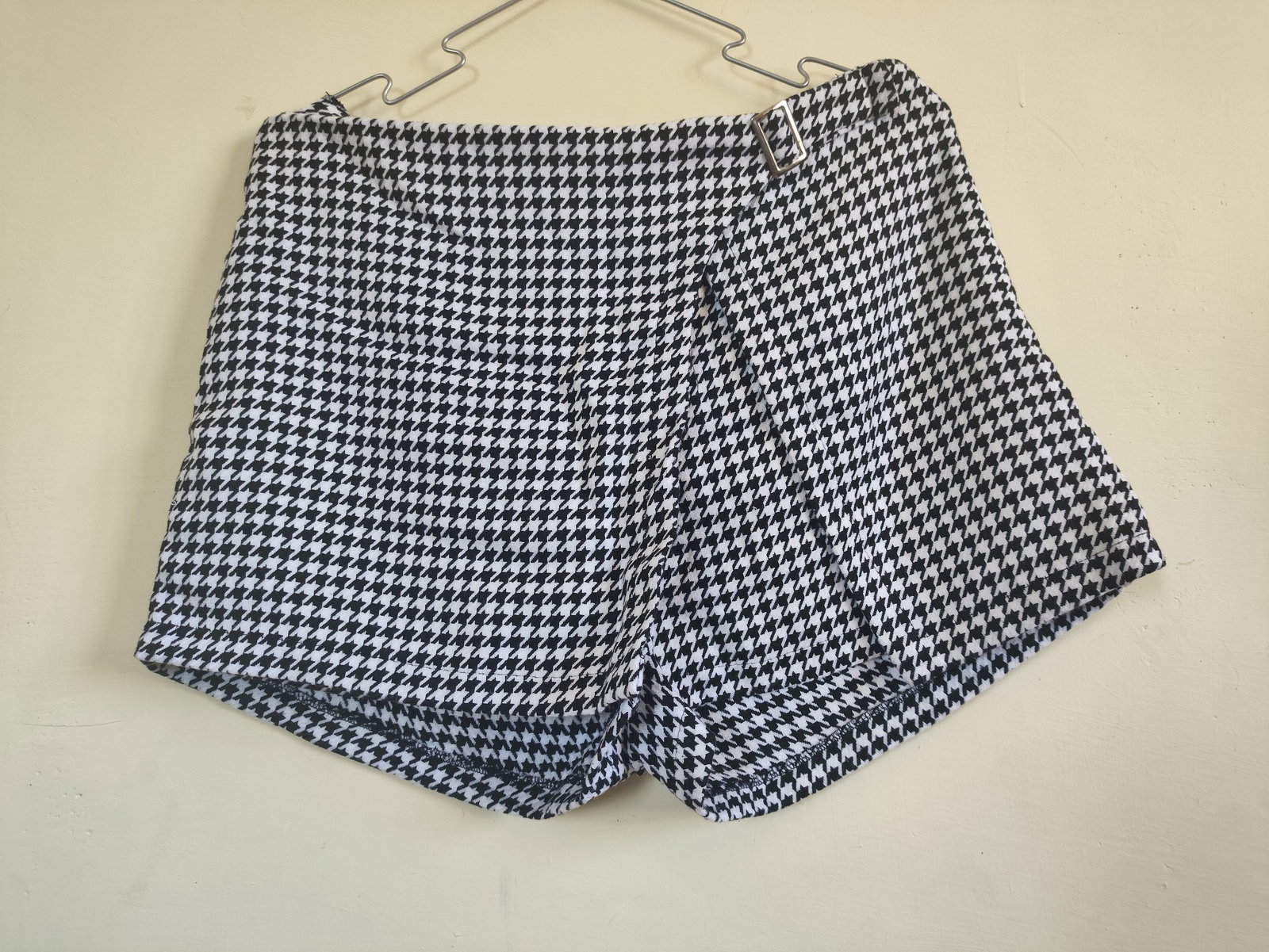 Falda Short Blanca con Negro Estilo Houndstooth