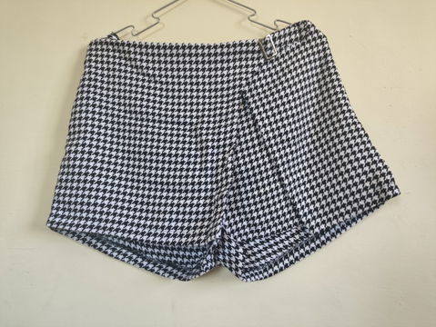 Falda Short Blanca con Negro Estilo Houndstooth