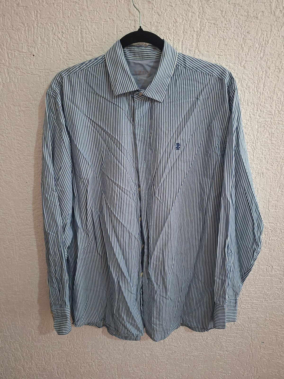 Camisa azul cielo ligera.
