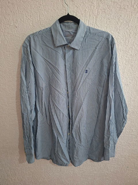 Camisa azul cielo ligera.