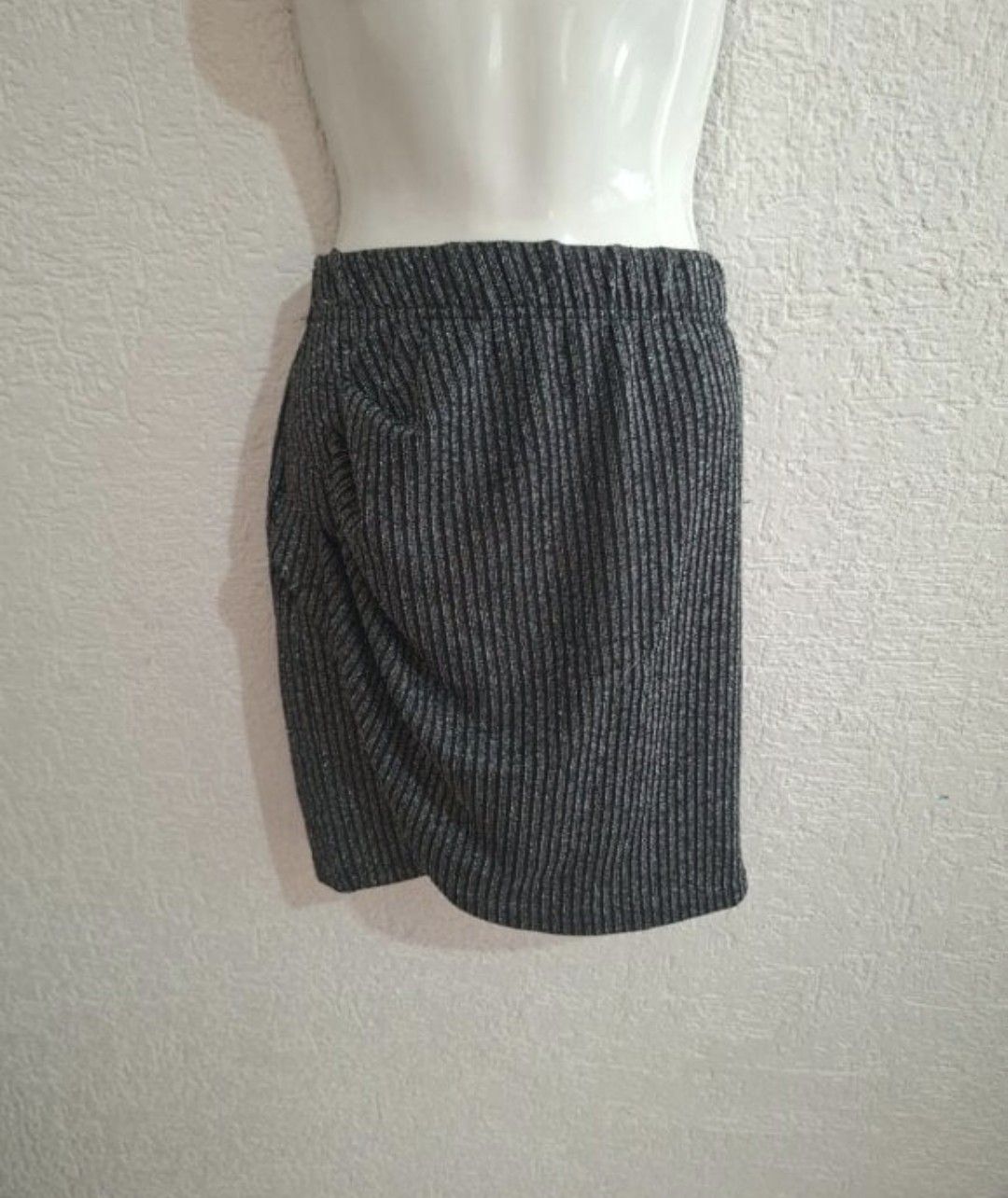 Minifalda negra con gris.