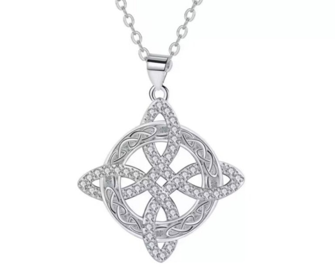 Collar de acero con dije de nudo de bruja