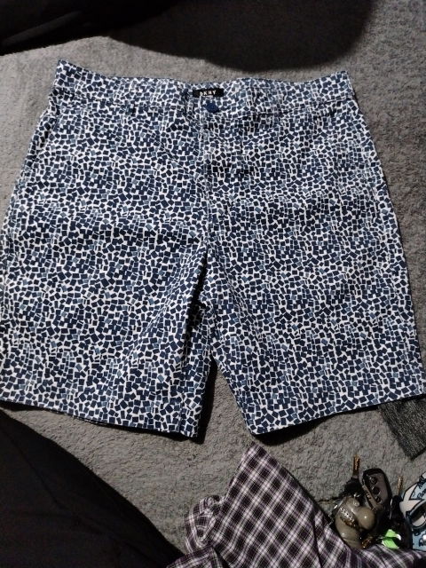 Short DKNY para Hombre con Estampado Geométrico Azul y Blanco - Talla 36