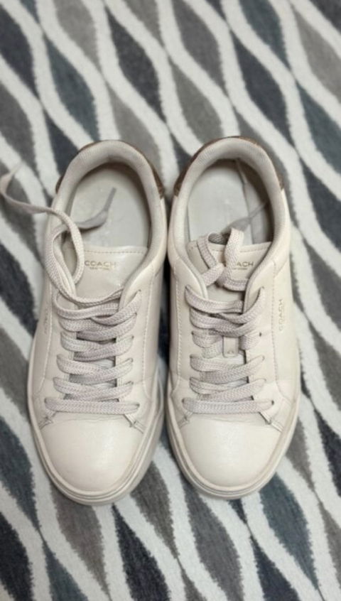 Tenis Coach Beige con Talón Café en Buen Estado