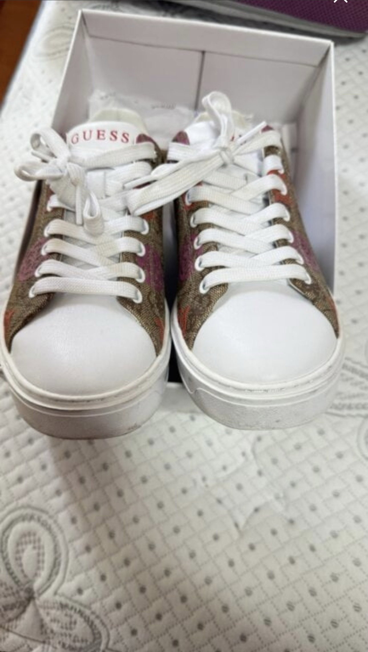 Tenis Guess como nuevos en caja original