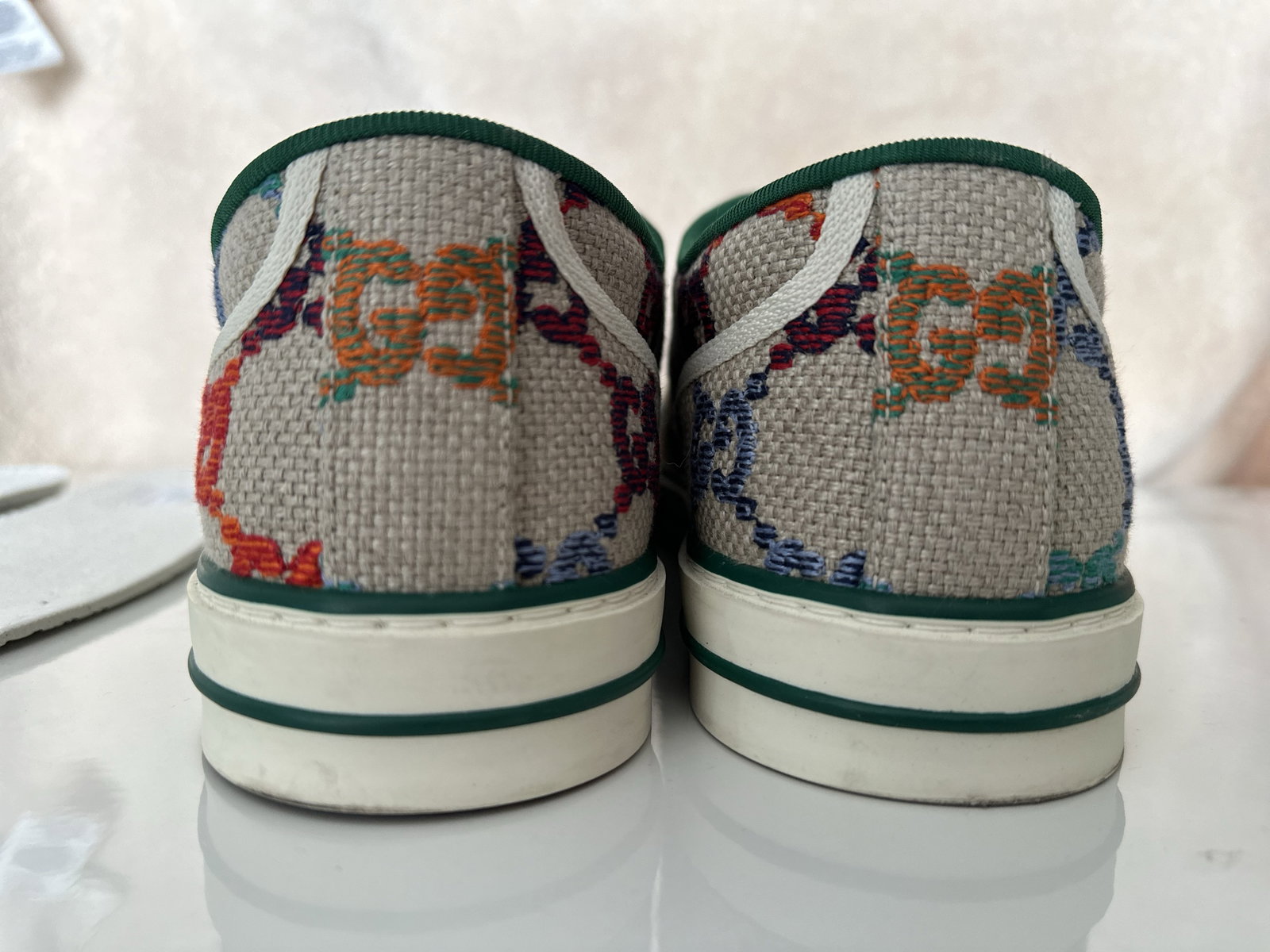 Tenis Gucci Tennis 1977 como nuevos, color arena con logos GG multicolor